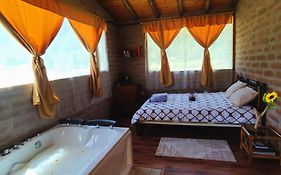 Bed And Breakfast El Castillo Del Lobo Pululahua